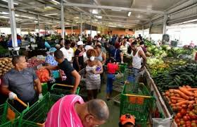 Comercios se preparan para alta demanda en los días previos a Navidad